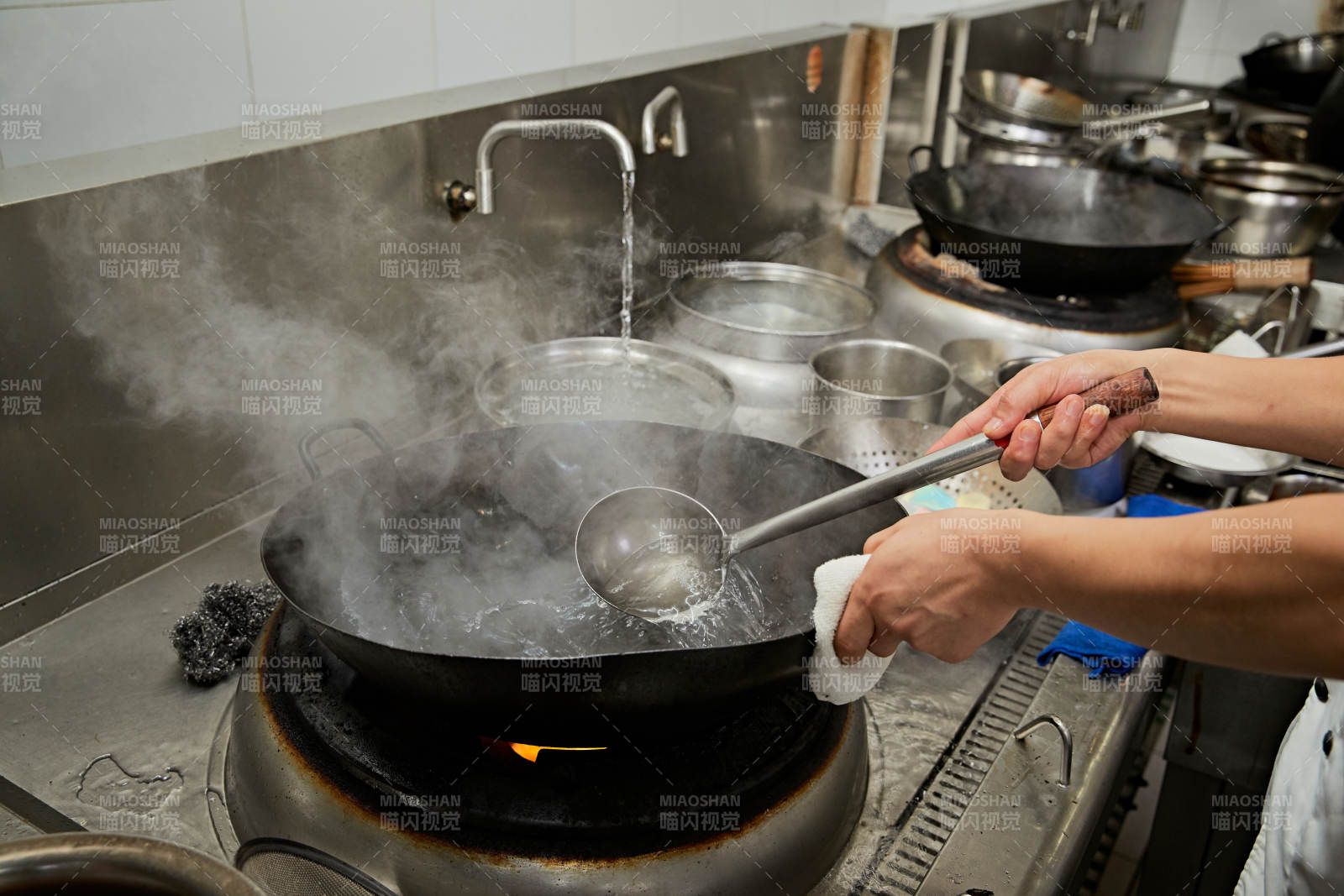 人与食物紧张忙碌的中餐厨房图片