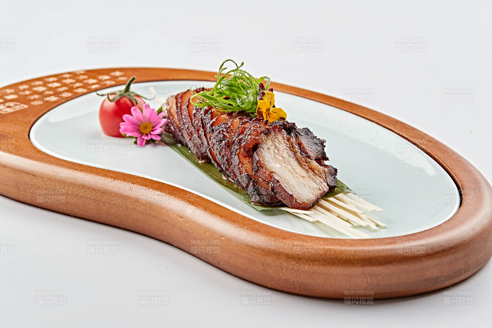 精美餐具装的港式烧腊猪梅肉图片