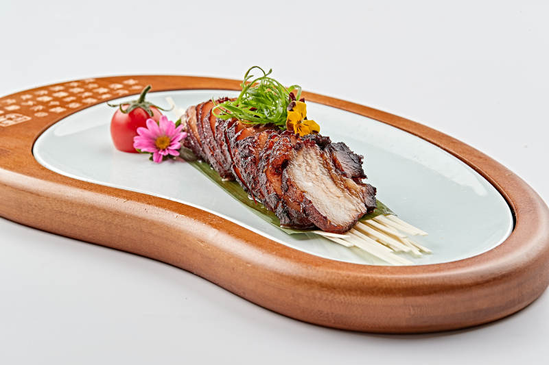 精美餐具装的港式烧腊猪梅肉图片