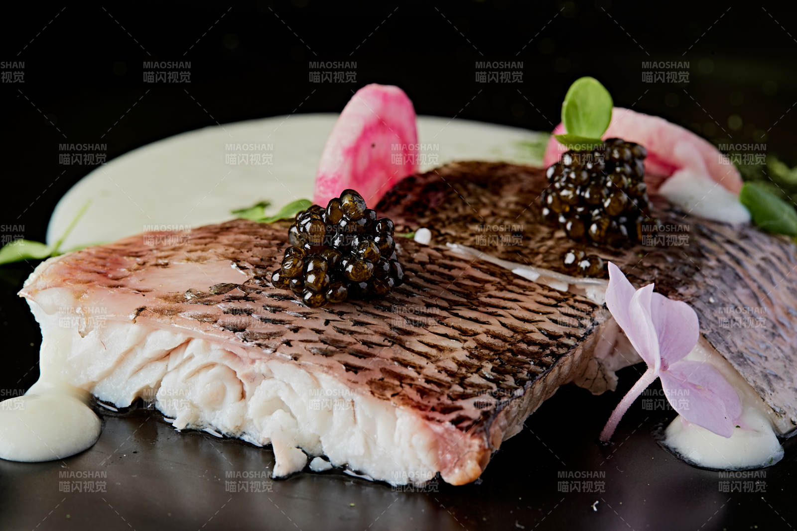 位菜香烤海鲈鱼配黑鱼子酱图片