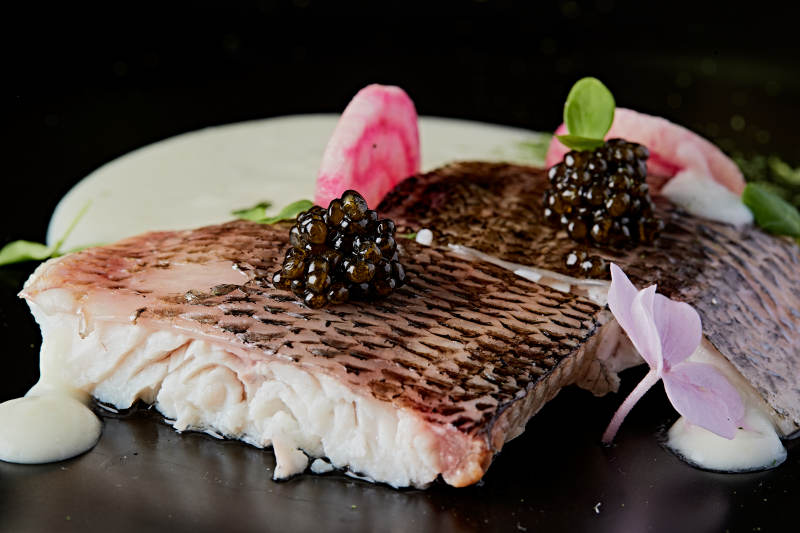 位菜香烤海鲈鱼配黑鱼子酱图片