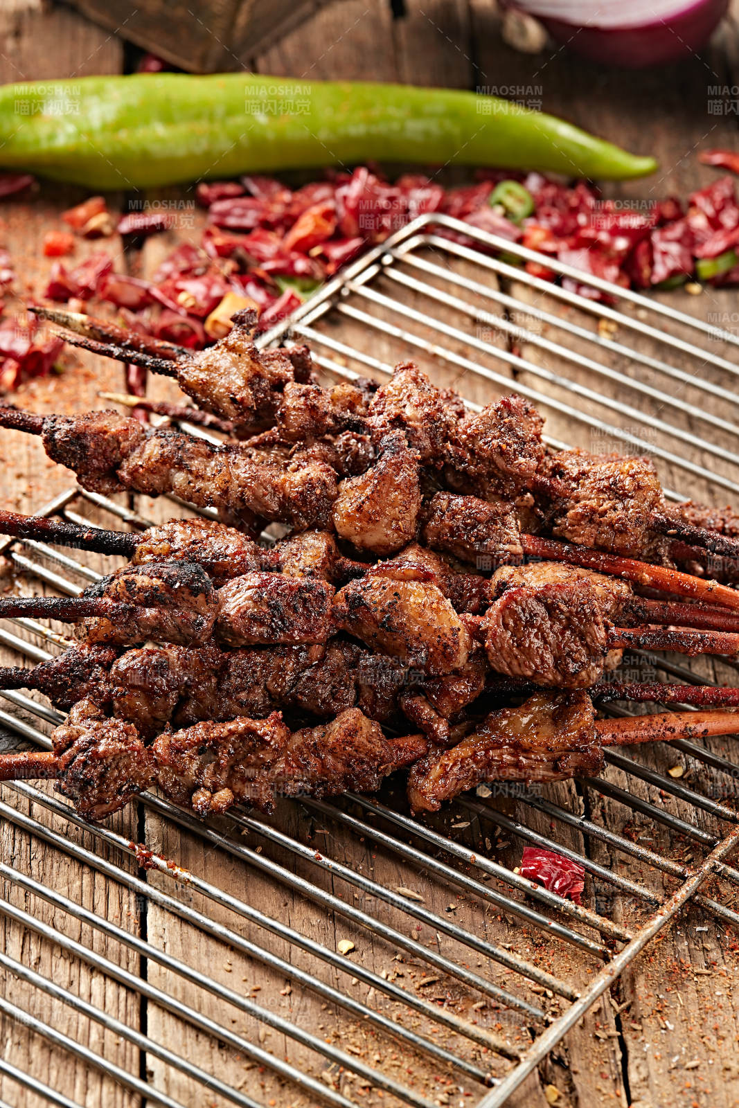 满是烟火气的烤炉上的鲜羊肉新疆红柳大串图片