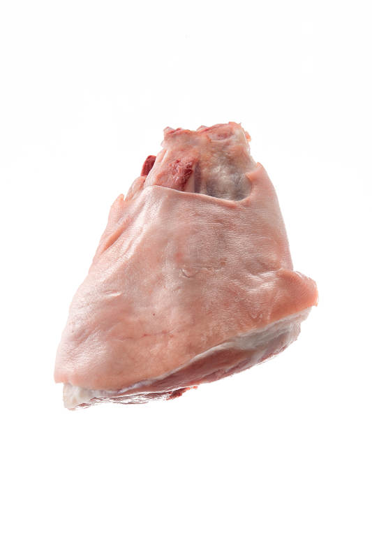 白色背景下的生鲜猪肘子图片