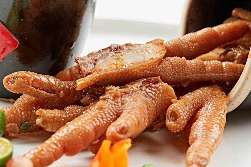 精美餐具装的卤味鸡脚图片