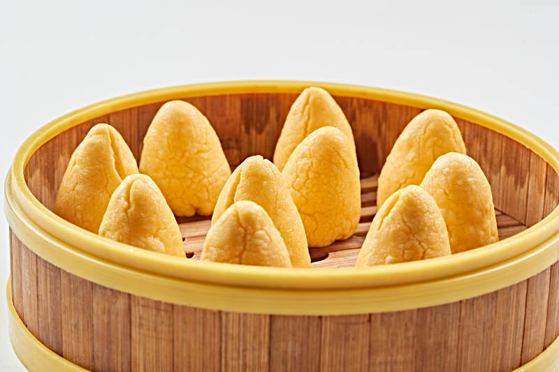 竹制笼屉装的黄金小窝头图片