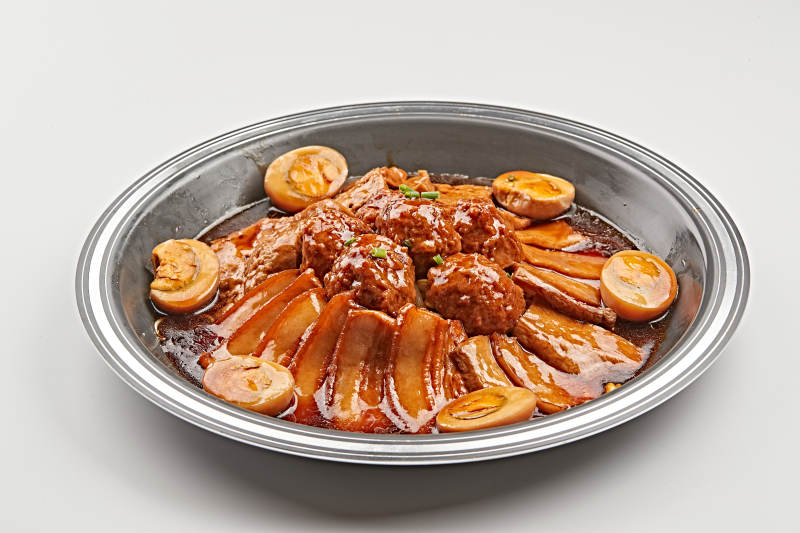 不锈钢餐具装的卤味鸡蛋豆腐丸子炖五花肉图片