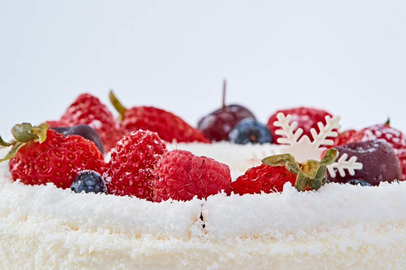 鲜水果椰蓉雪花生日蛋糕图片
