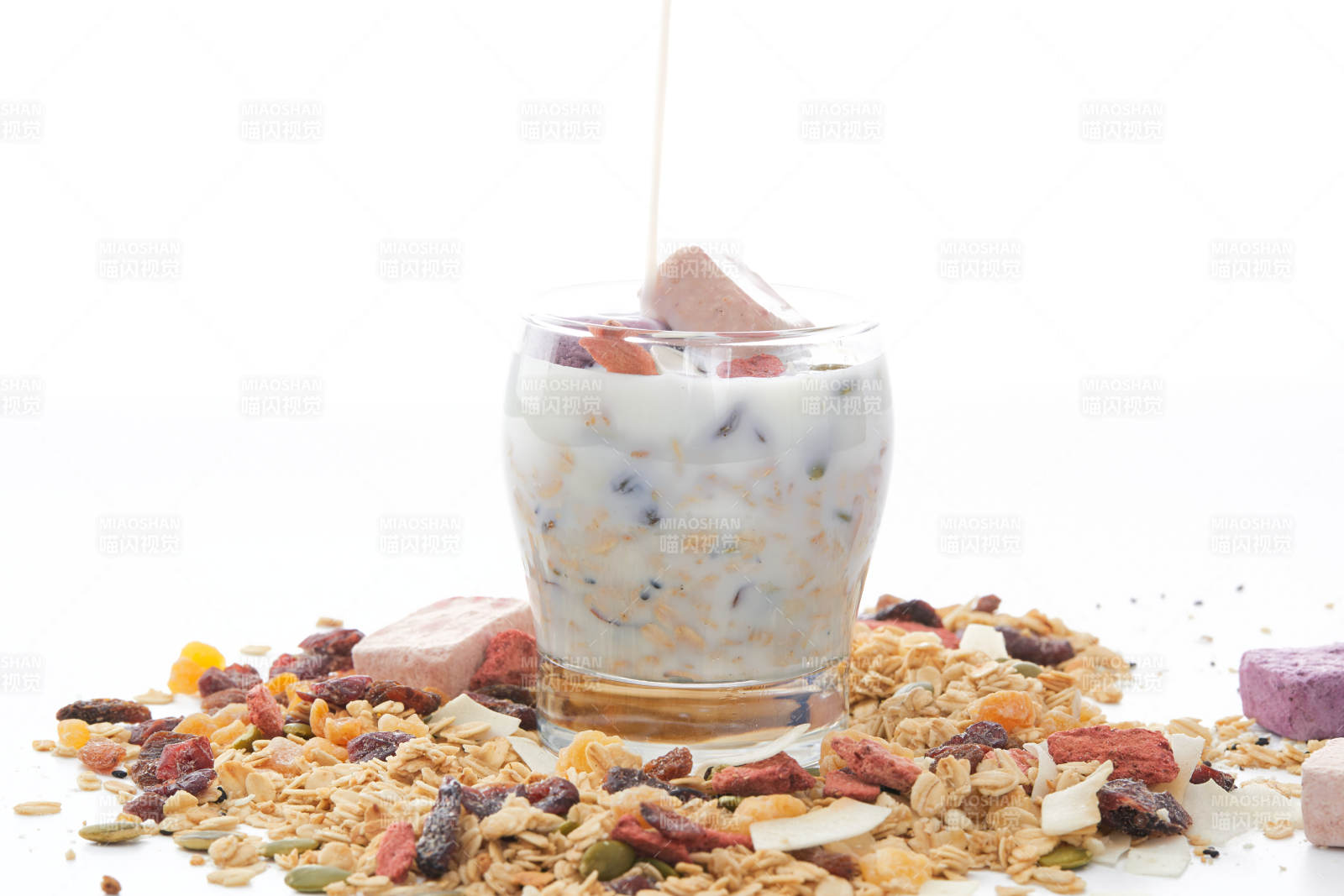 美味健康的营养早餐坚果混合烤燕麦图片