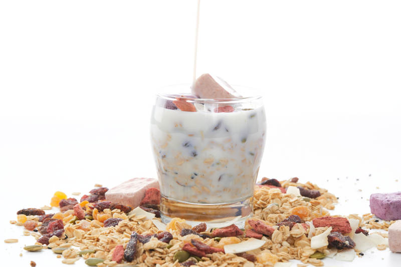 美味健康的营养早餐坚果混合烤燕麦图片