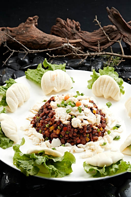 精美餐具装的熏肉粒肉夹馍图片