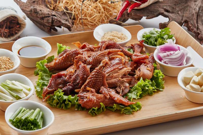 木质托盘装的手撕熏柴鸡图片