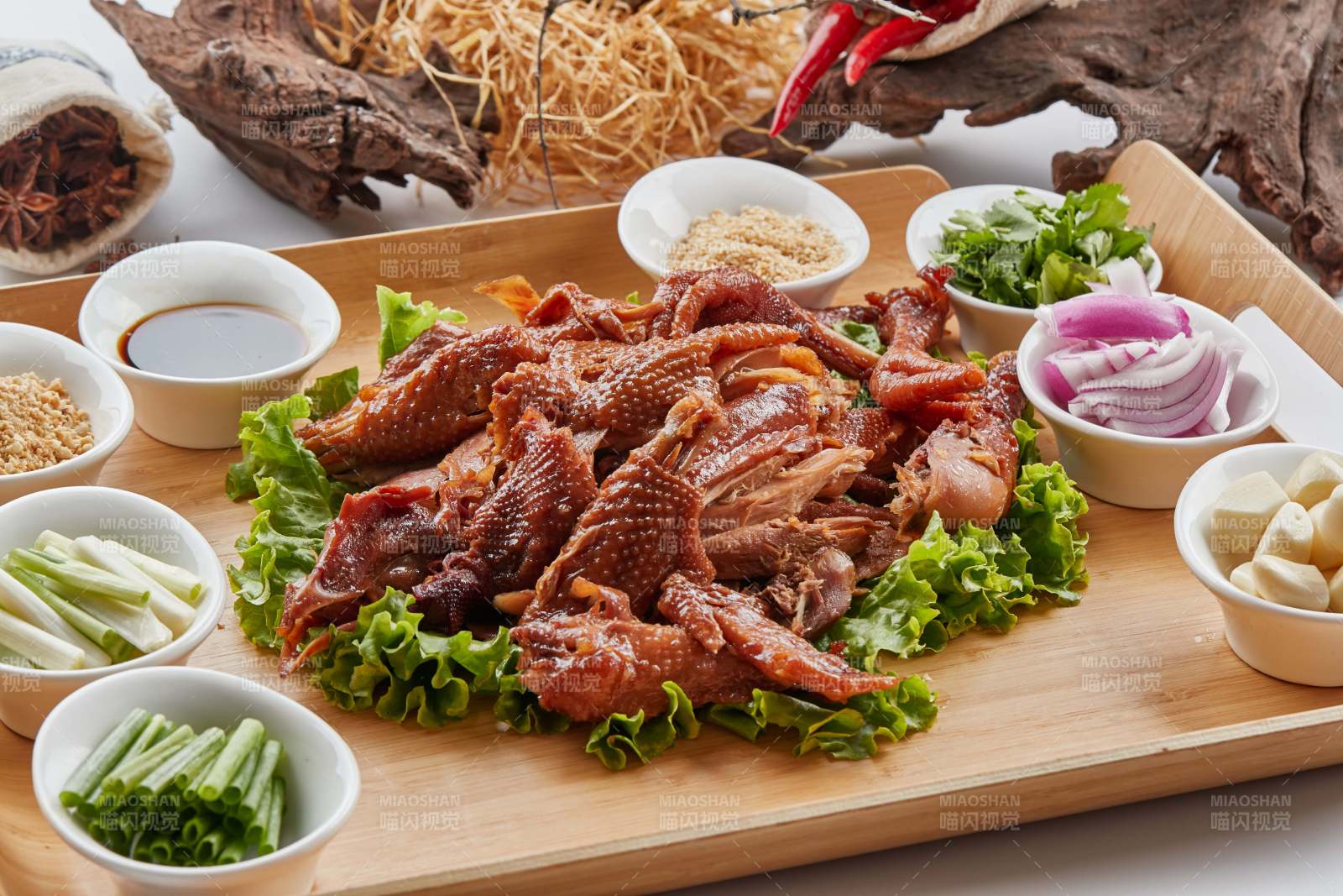 木质托盘装的手撕熏柴鸡图片