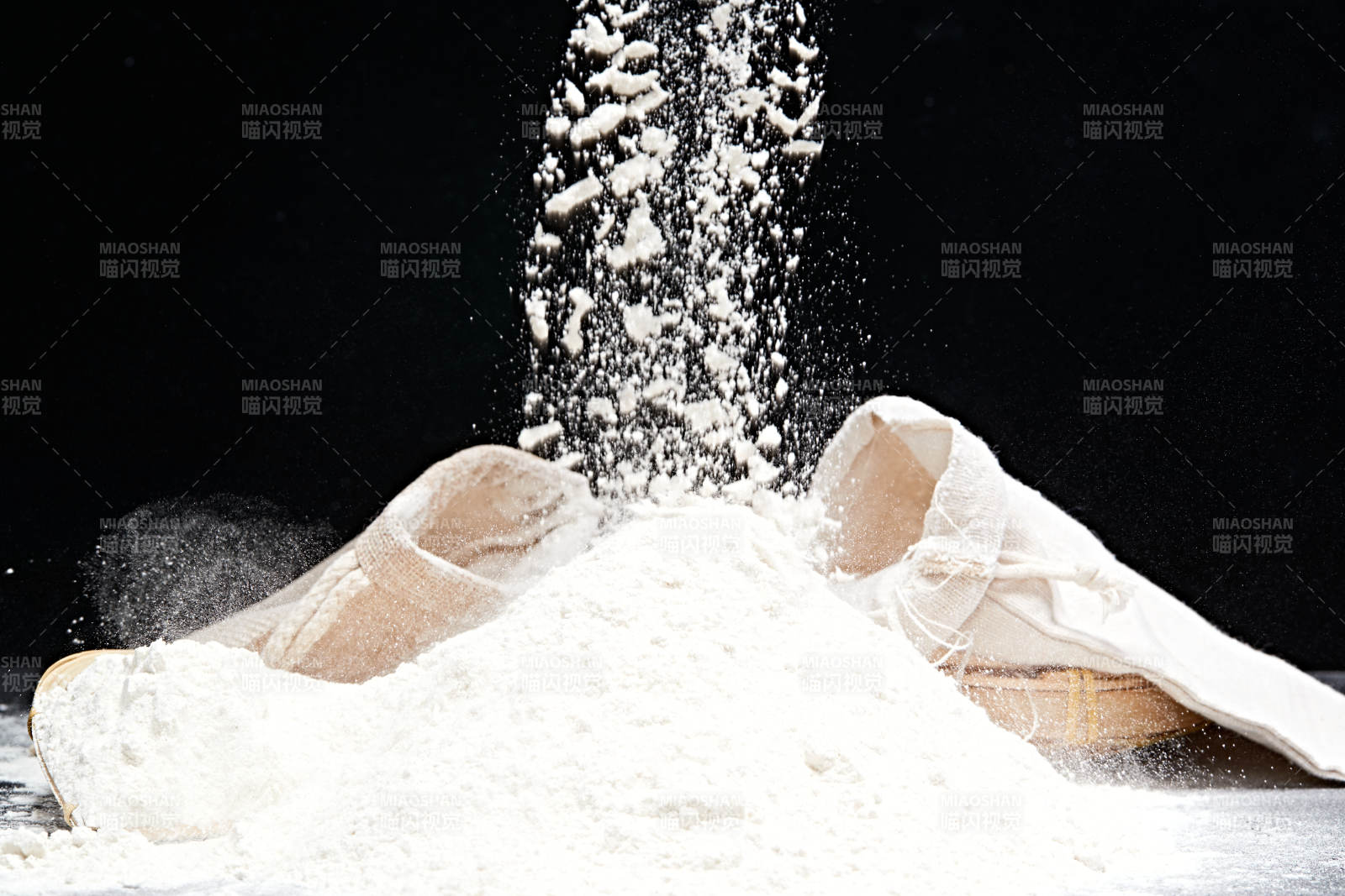 黑色背景上的粗粮荞麦面粉图片