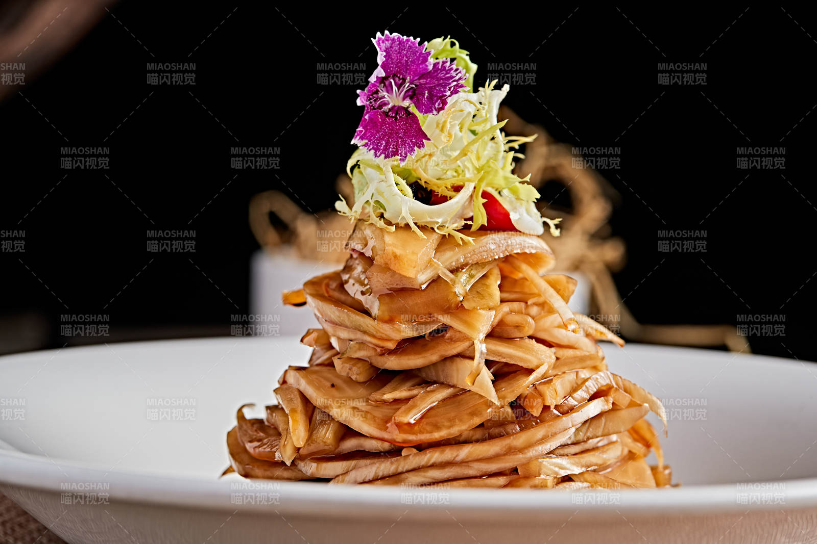 白色瓷盘装的醋腌萝卜皮图片