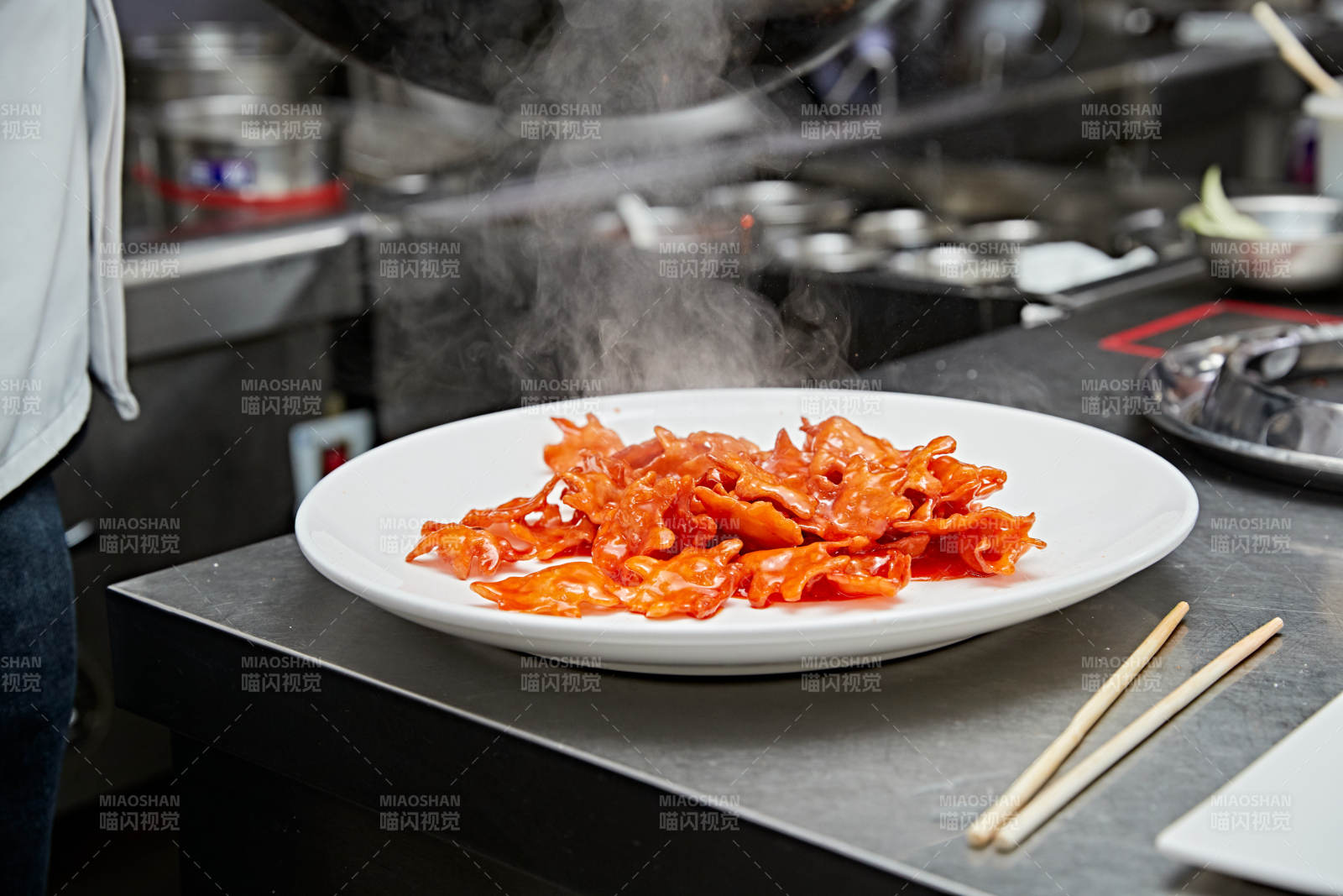 人与食物紧张忙碌的中餐厨房图片