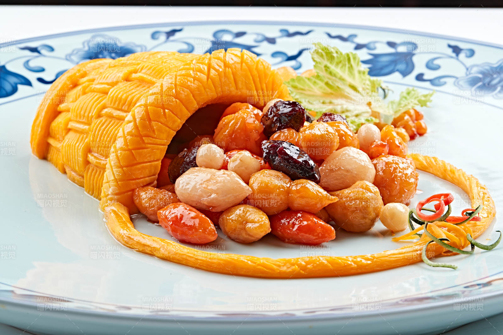 青花瓷盘装的精美雕刻摆盘的富贵花篮图片