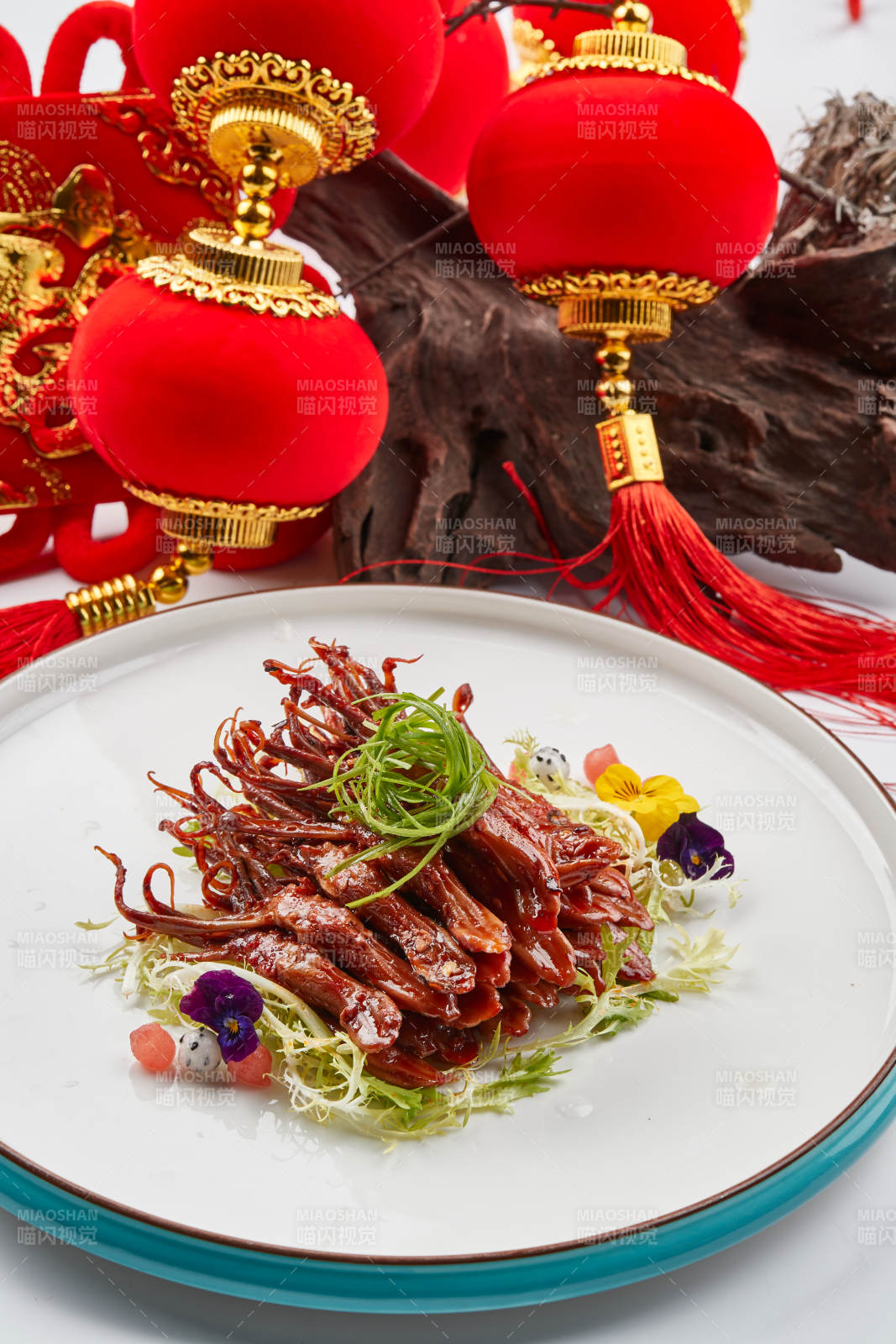 白色瓷盘装的美味卤鸭舌图片
