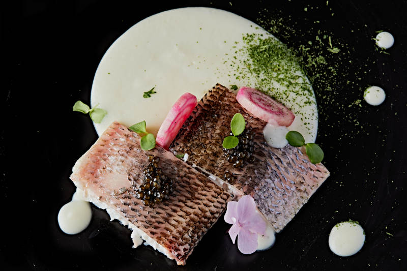 位菜香烤海鲈鱼配黑鱼子酱图片