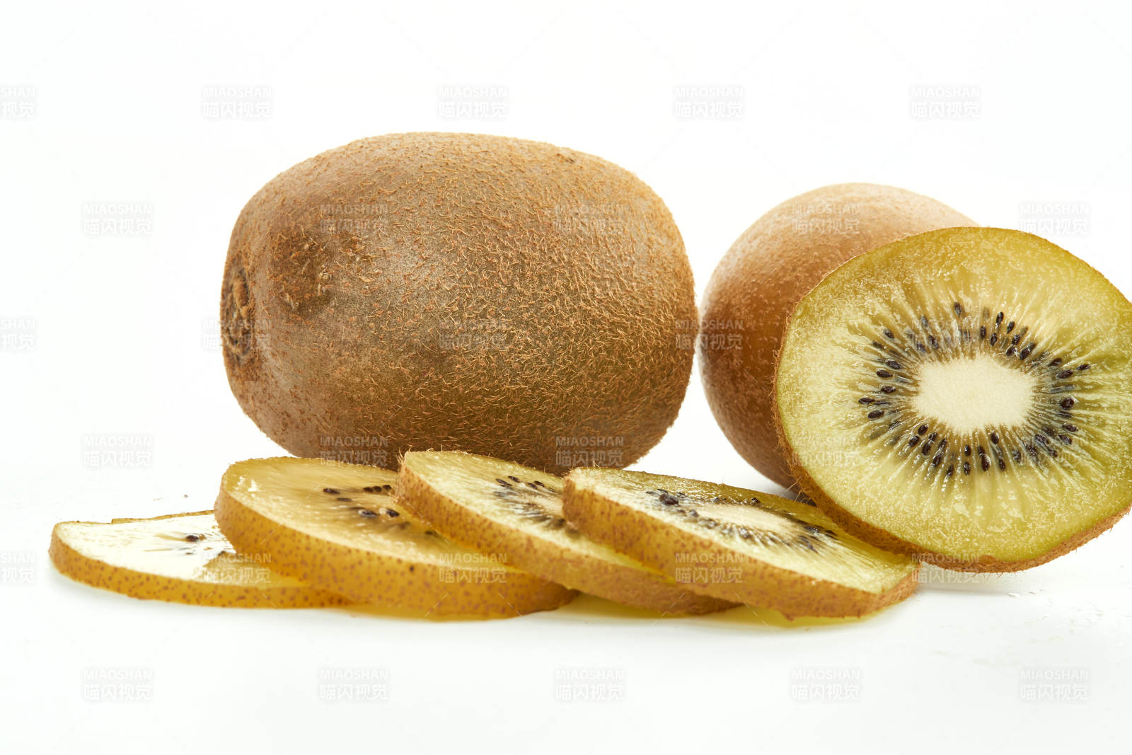 白色背景上摆放的新鲜水嫩猕猴桃图片