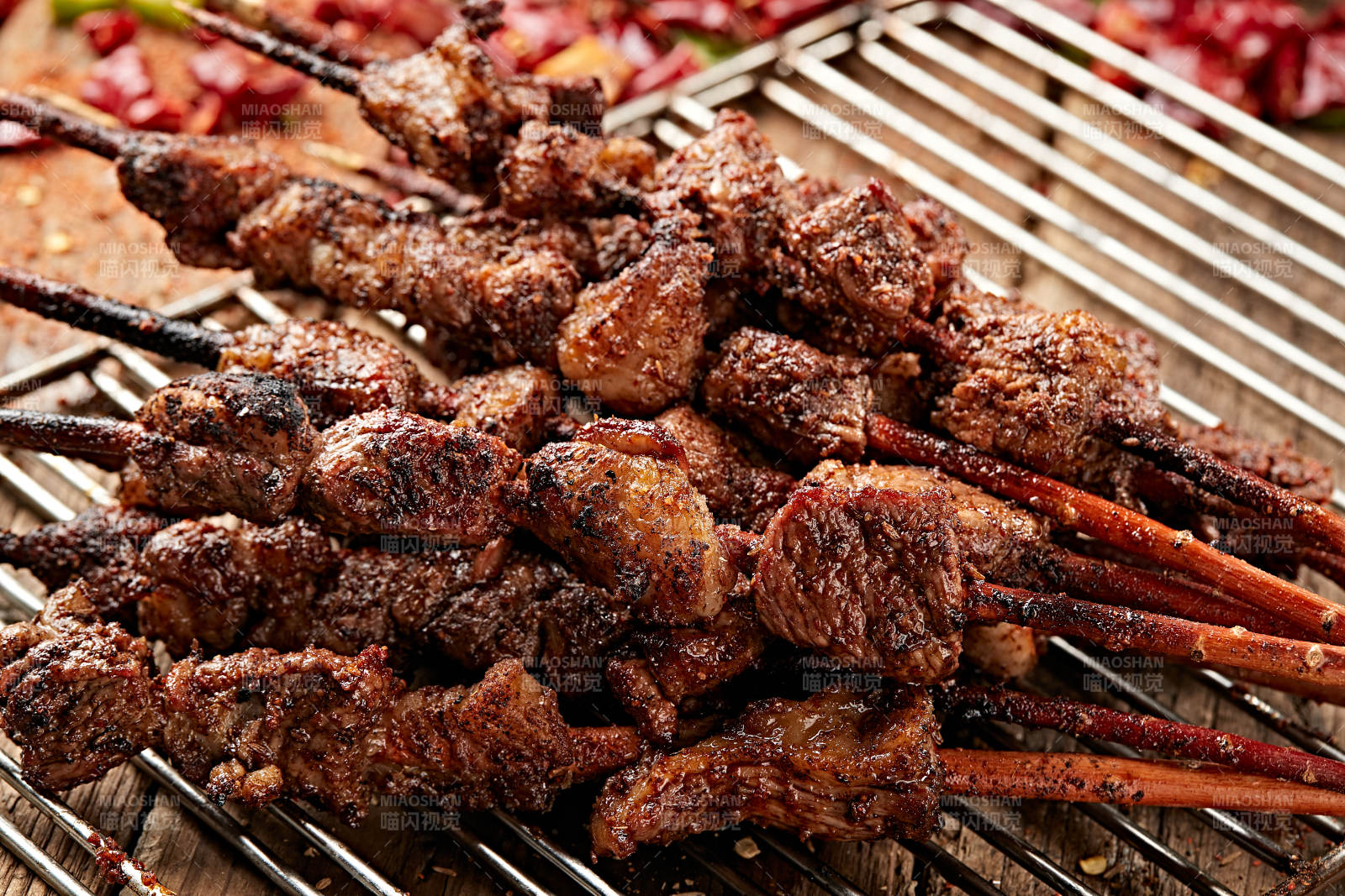 满是烟火气的烤炉上的鲜羊肉新疆红柳大串图片