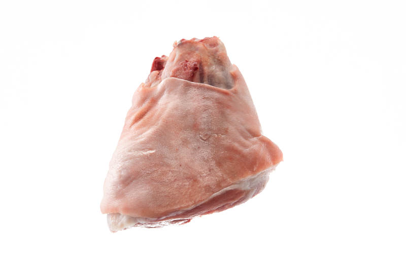 白色背景下的生鲜猪肘子图片