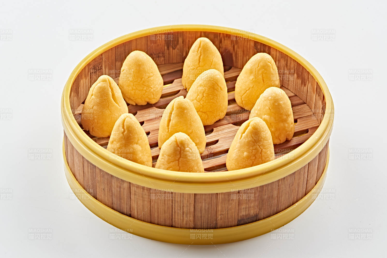 竹制笼屉装的黄金小窝头图片