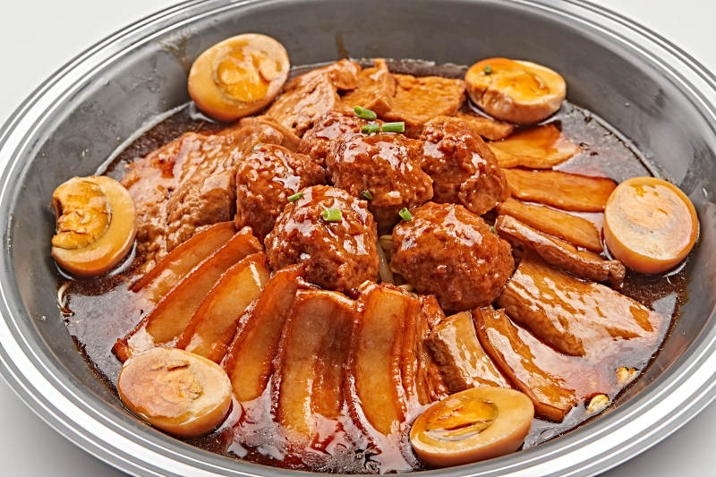 不锈钢餐具装的卤味鸡蛋豆腐丸子炖五花肉图片