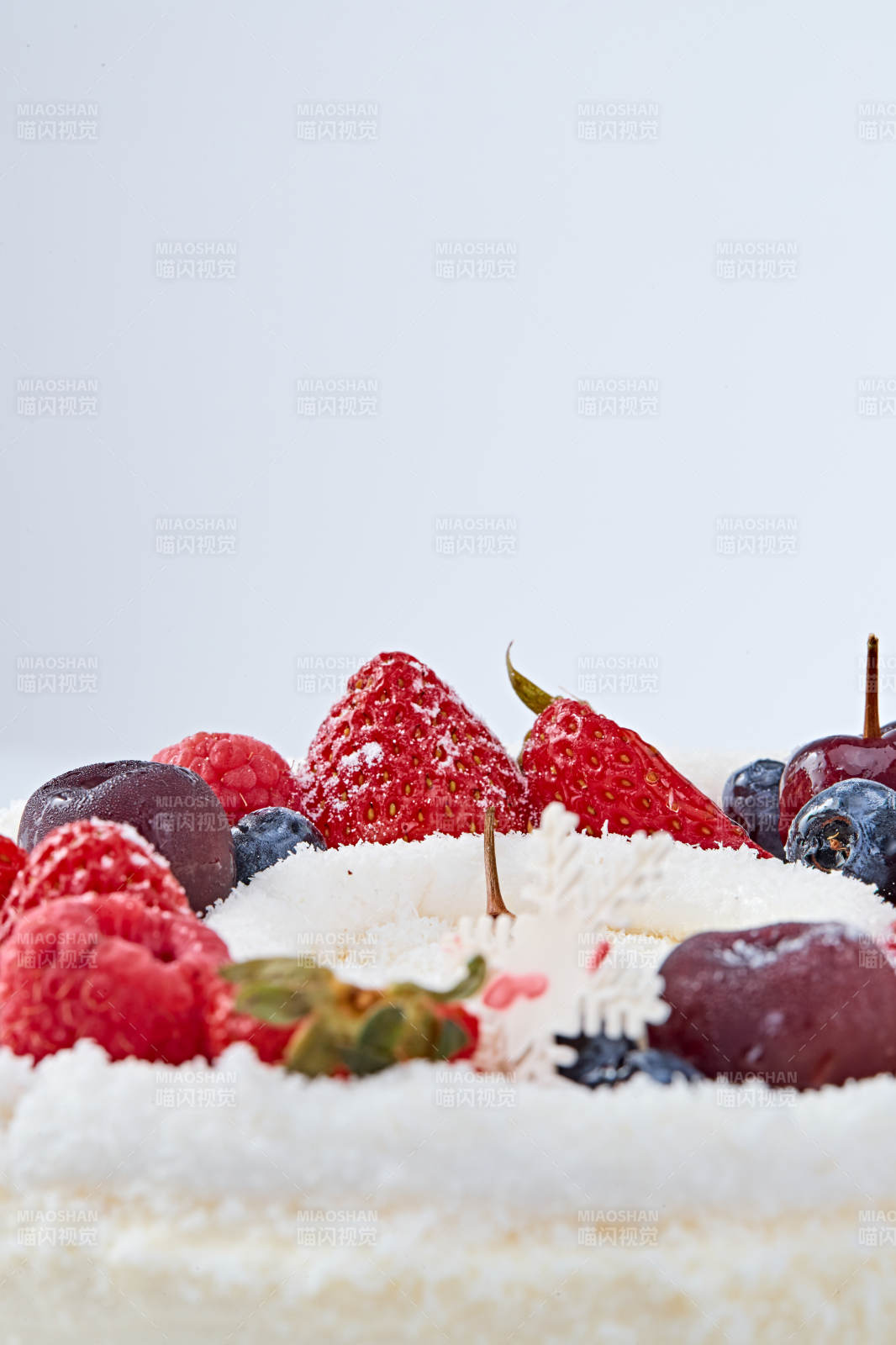 鲜水果椰蓉雪花生日蛋糕图片