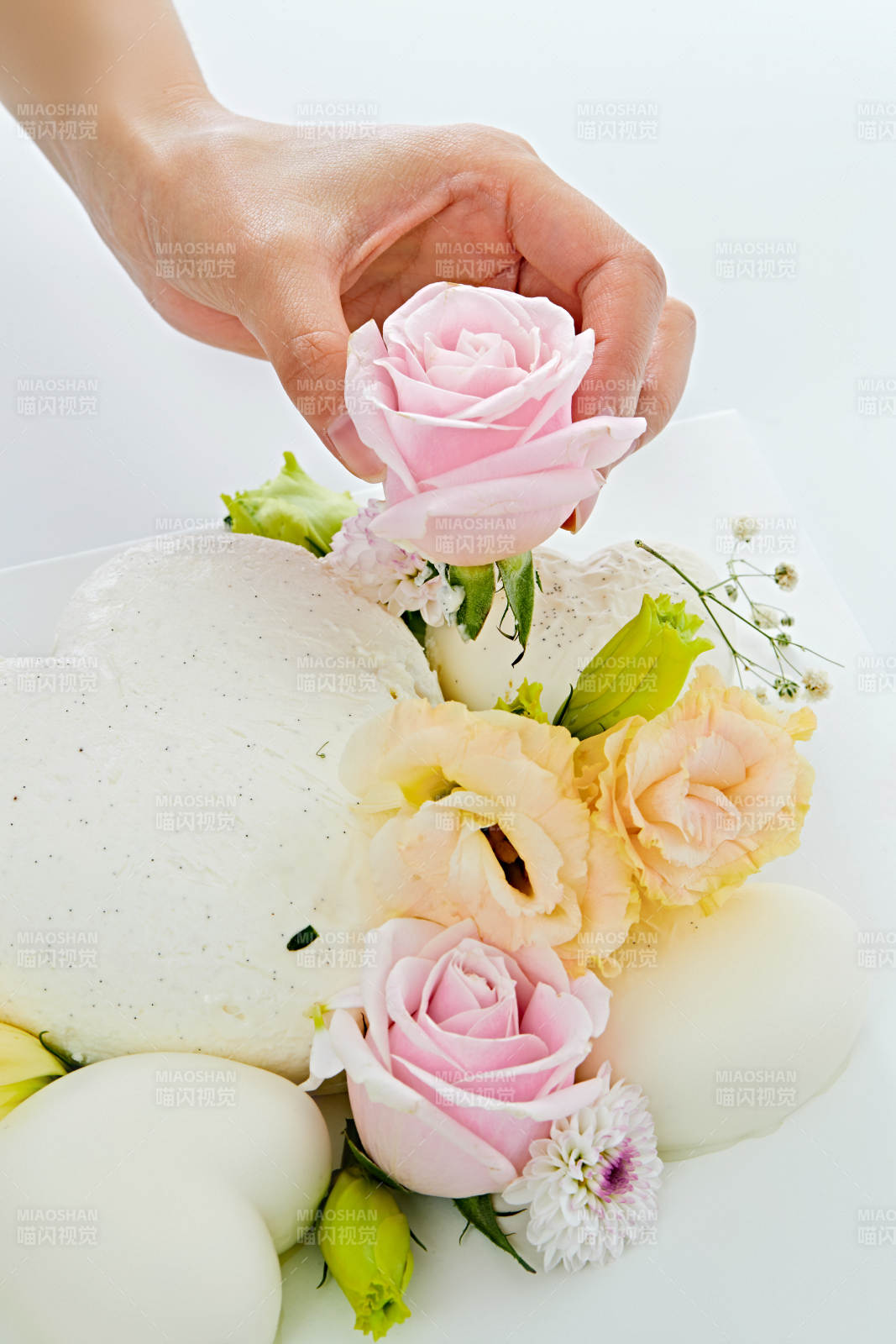 爱心造型椰奶香芋情人节蛋糕图片