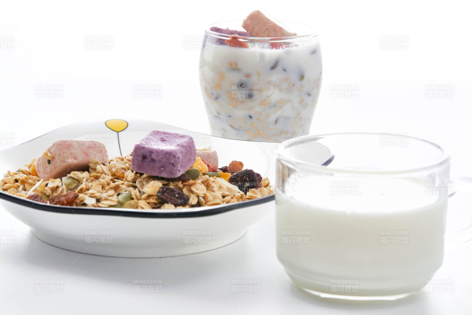 美味健康的营养早餐坚果混合烤燕麦图片