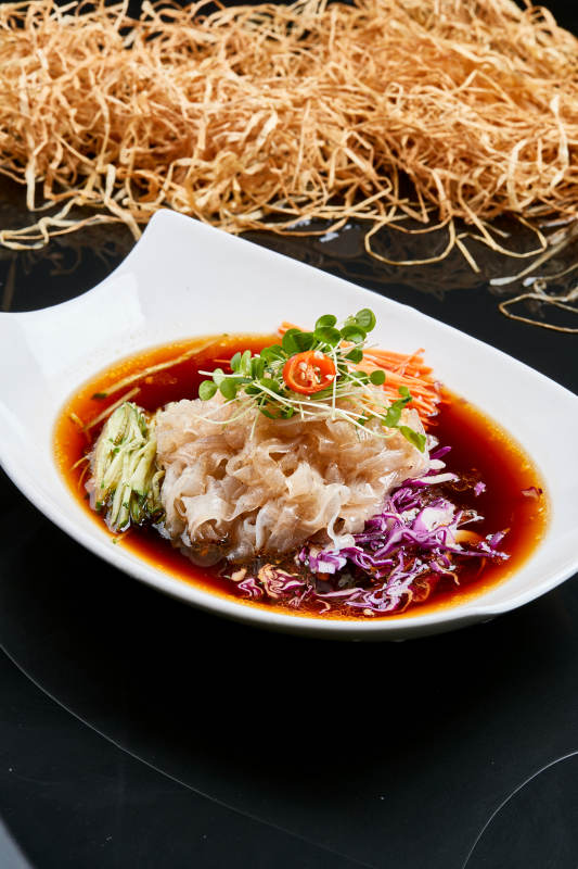 白色瓷盘装的浇汁时蔬山药大拉皮图片