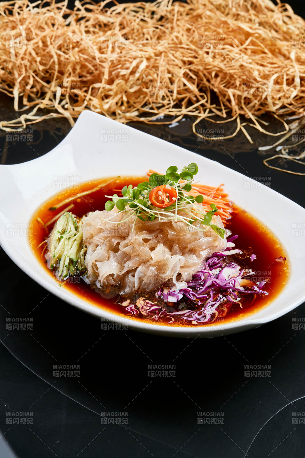 白色瓷盘装的浇汁时蔬山药大拉皮图片