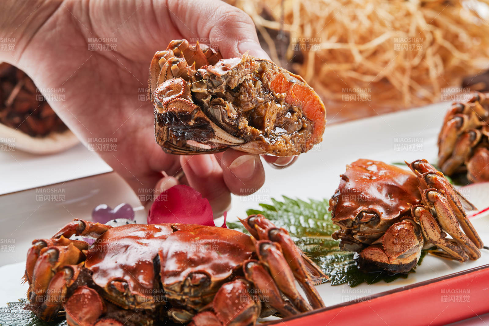 精美餐具装的风味糟醉阳澄湖大闸蟹图片