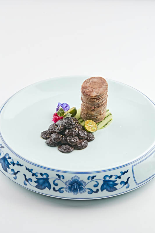 青花瓷盘装的酱腌口蘑配压肘花图片