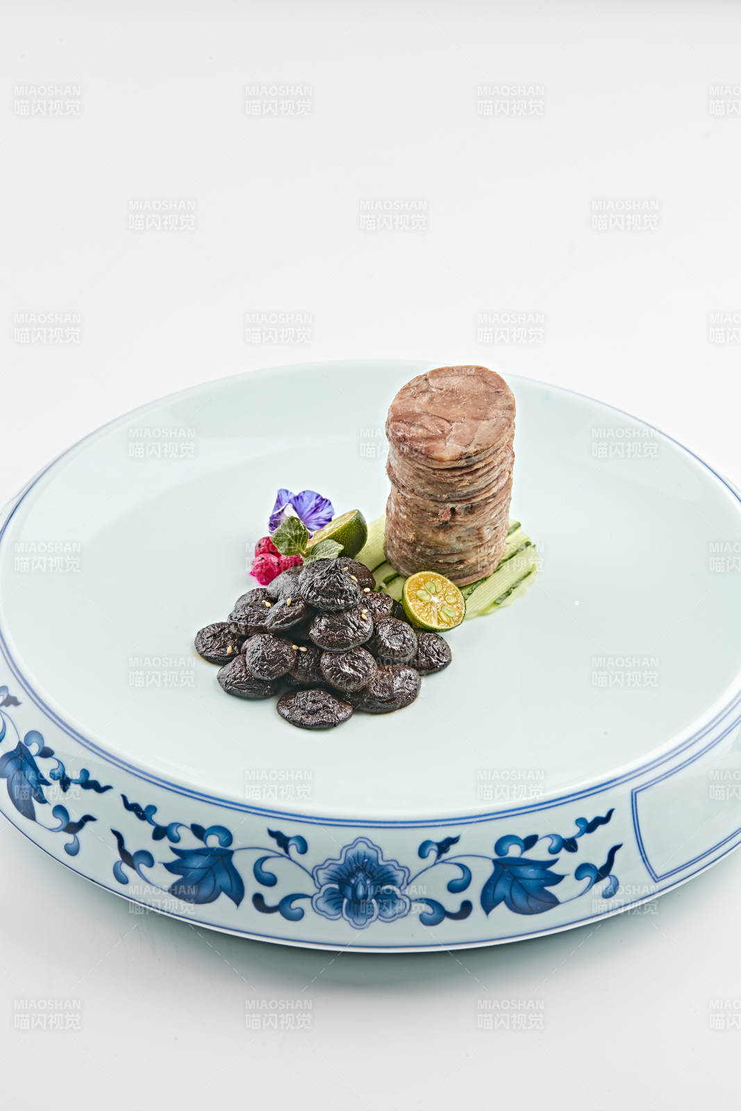 青花瓷盘装的酱腌口蘑配压肘花图片