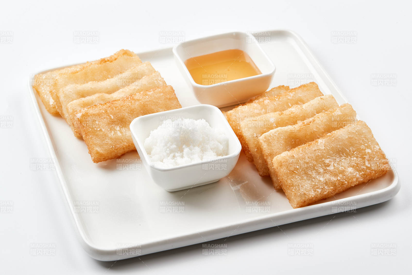 白色瓷盘装的美味香炸糯米糍粑图片