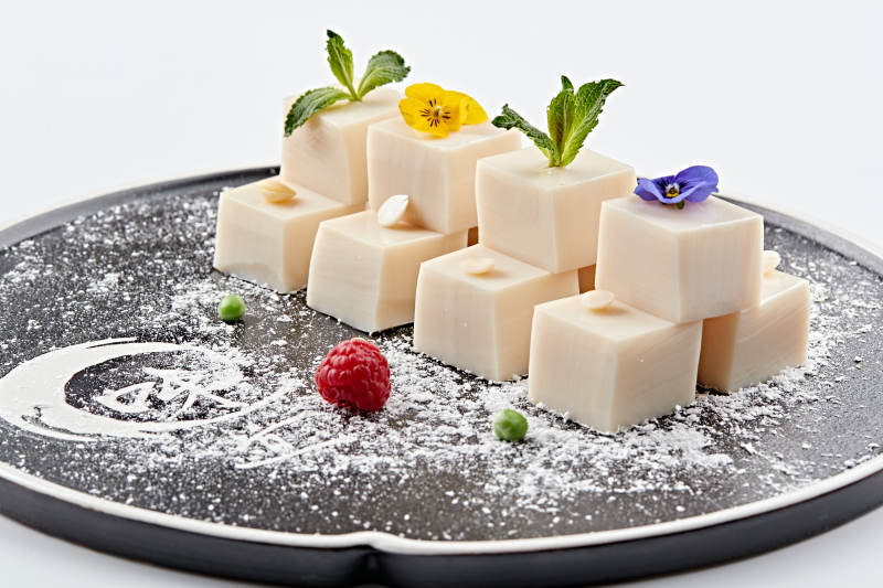 精美餐具装的自制杏仁豆腐图片