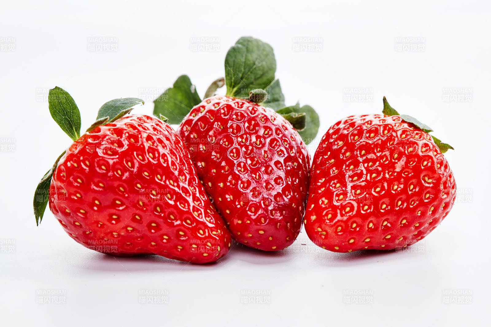 白色背景上摆放的新鲜草莓图片