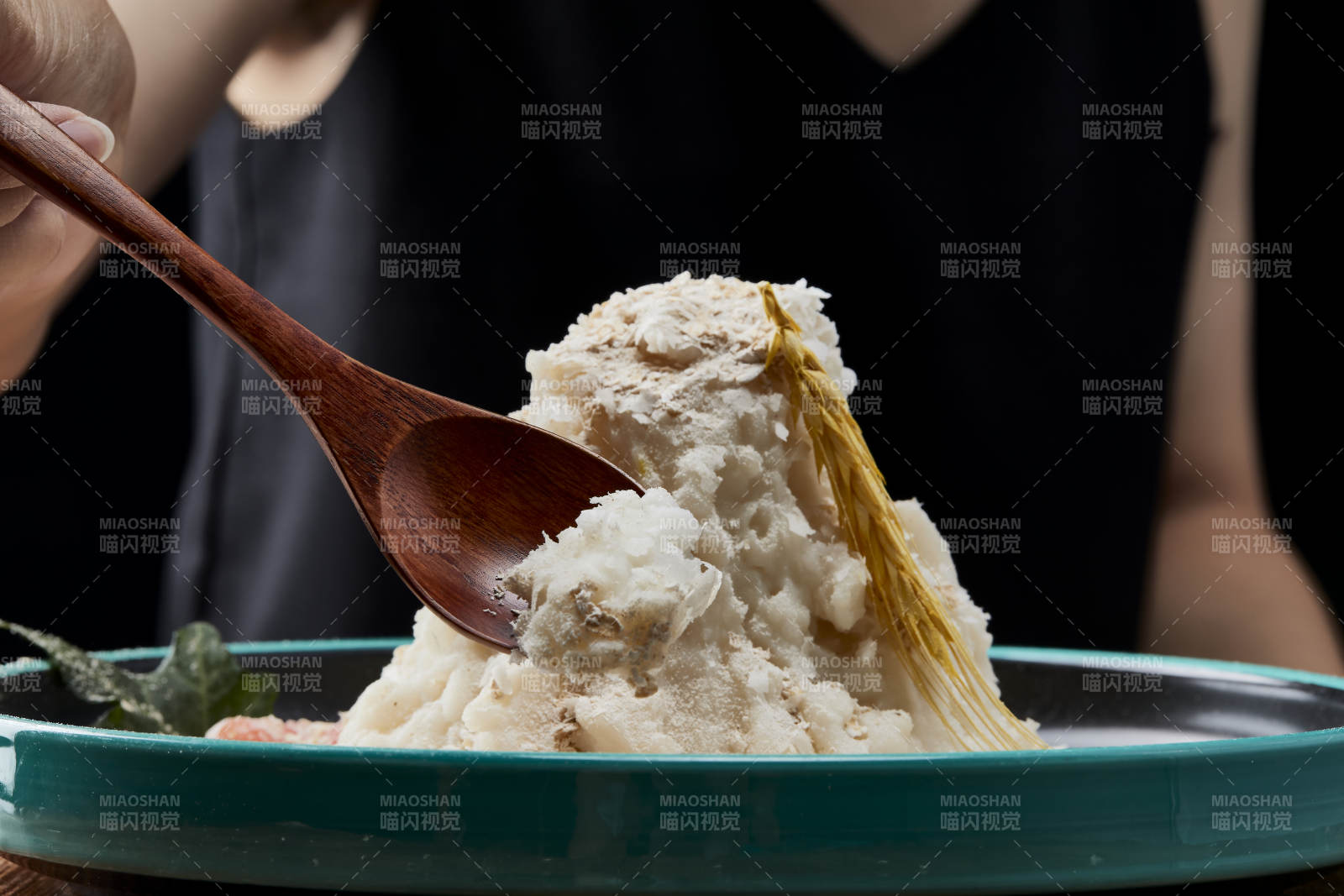 传统健康美食营养土豆泥配薯片图片