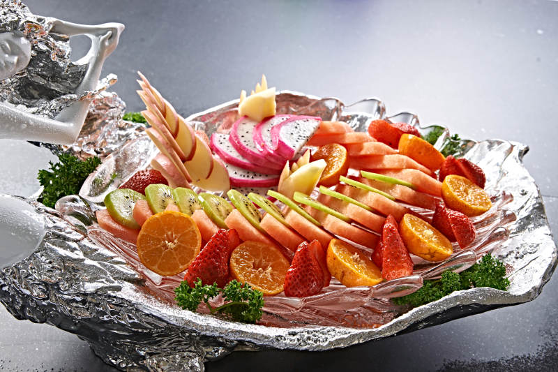 精美餐具装的的水果盘图片