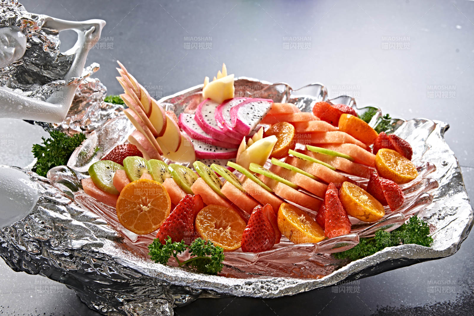 精美餐具装的的水果盘图片