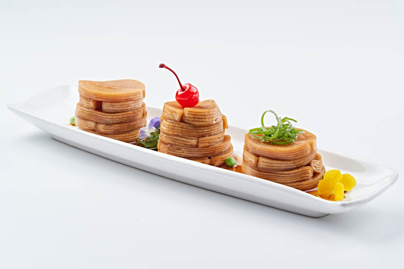 白色瓷盘装的腌渍萝卜图片