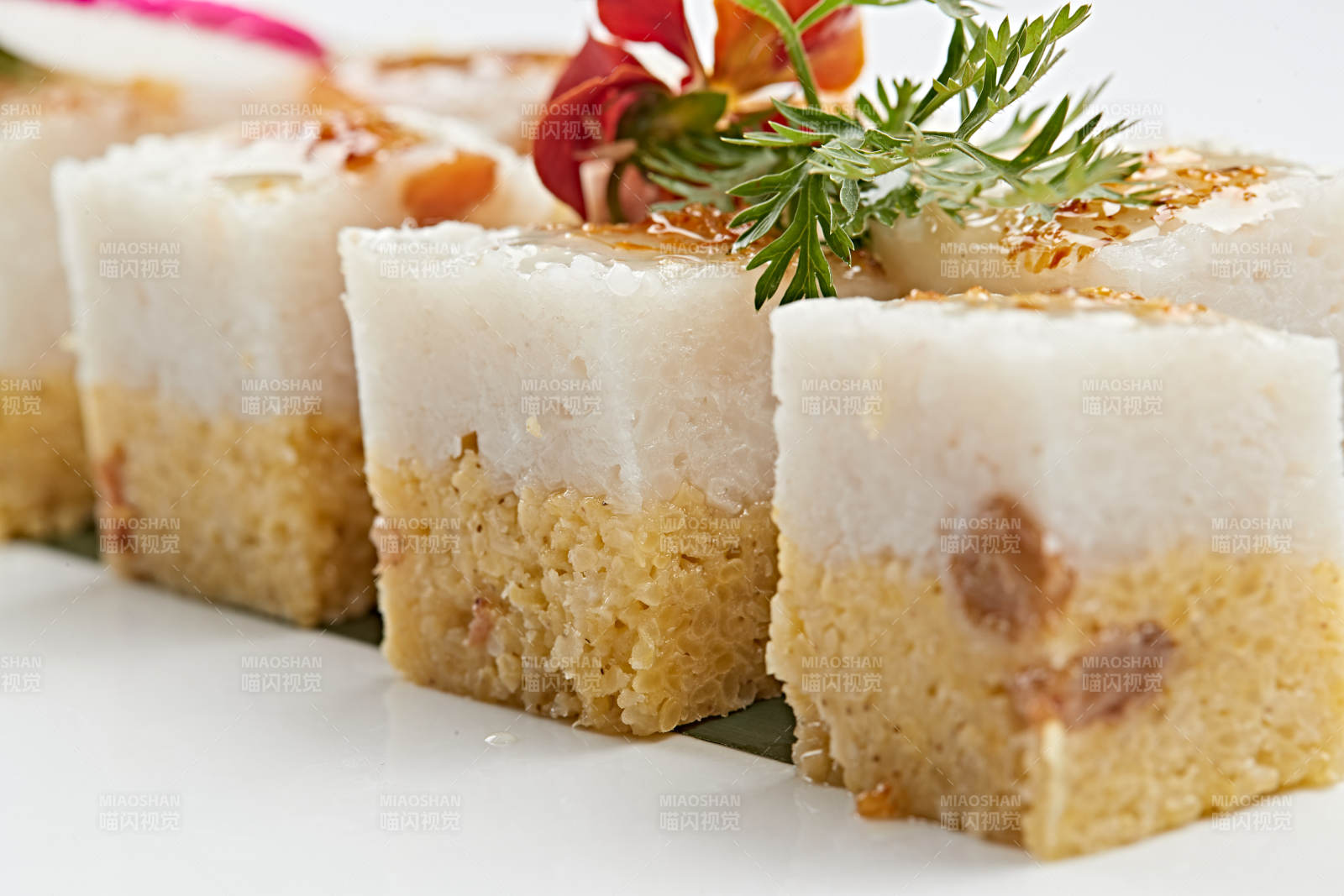 白色瓷盘装的桂花蜜双色米糕图片