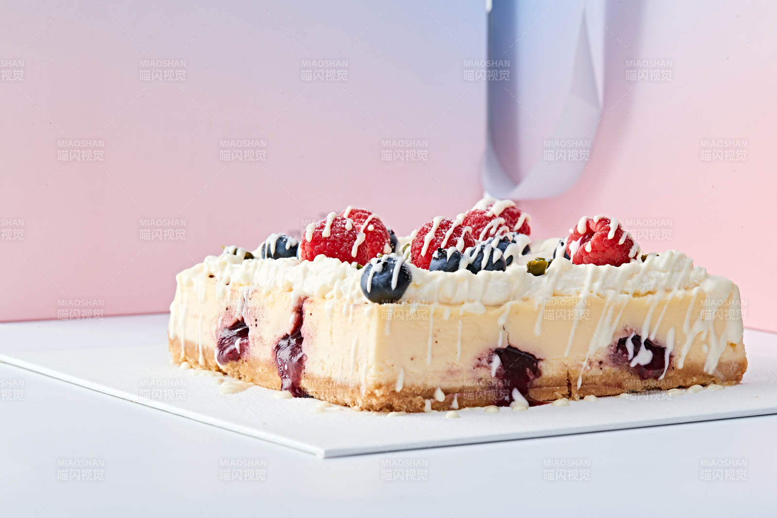 蓝莓树莓鲜奶慕斯蛋糕图片