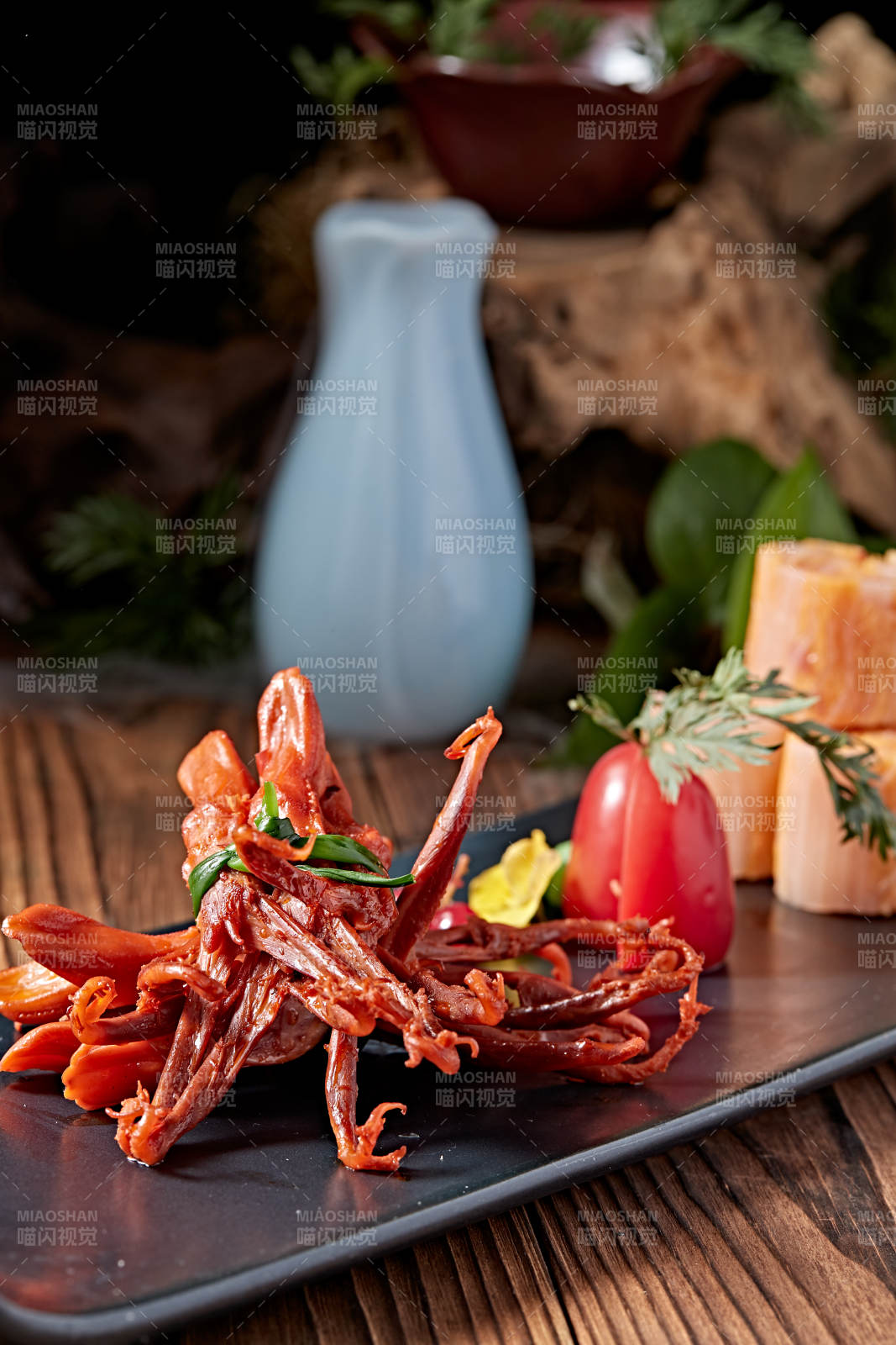 韩国泡菜配飘香卤味鸭舌图片