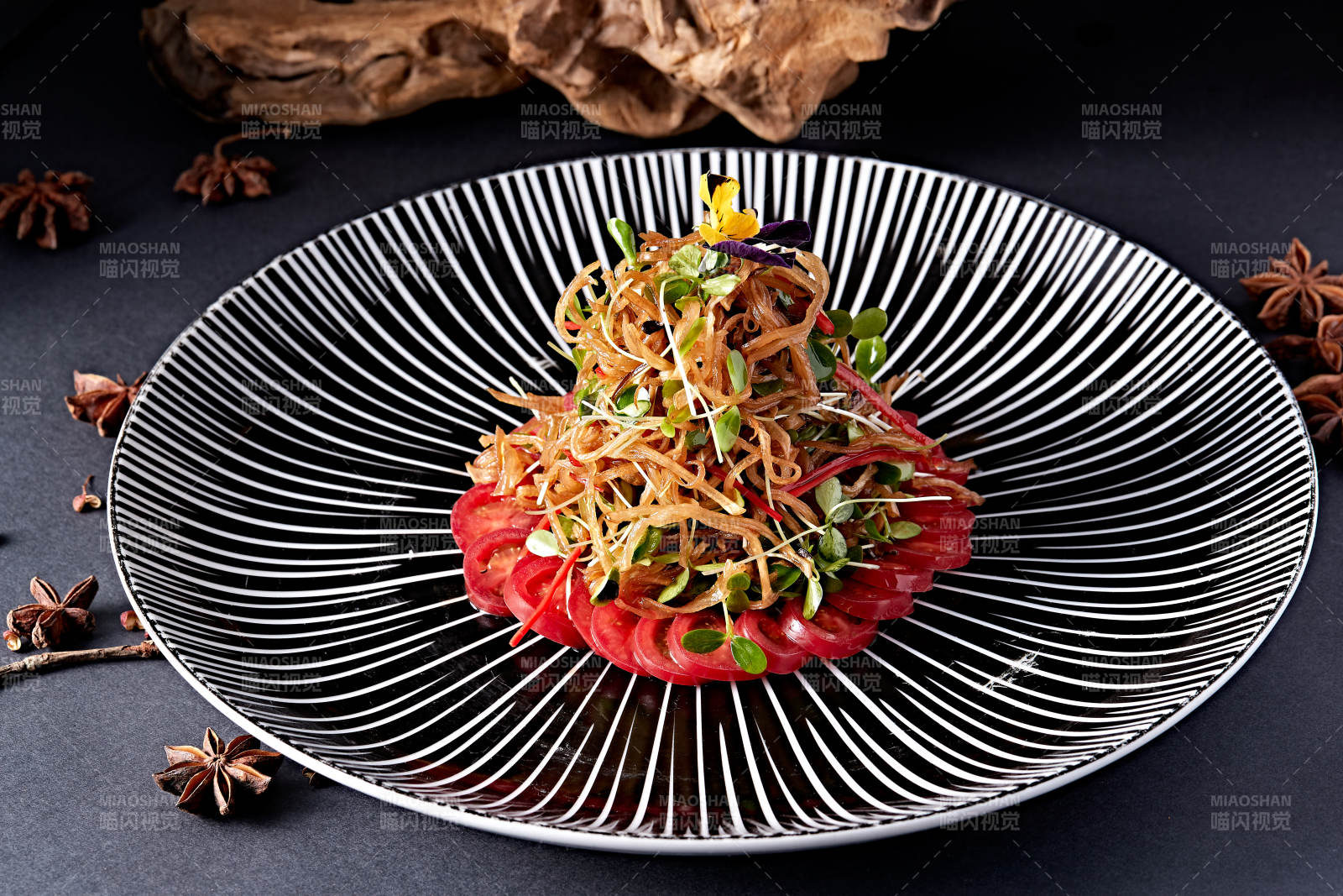 香椿苗炝拌杏鲍菇丝配圣女果图片