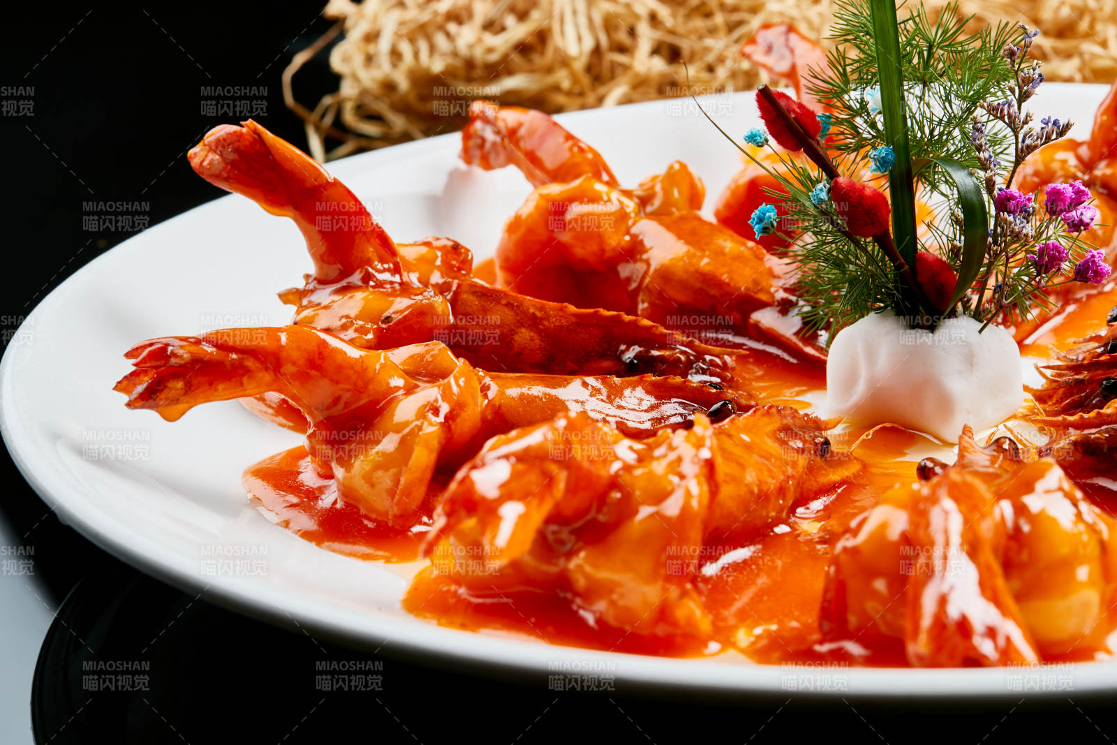 白色瓷盘装的浇汁油炸开背大明虾图片