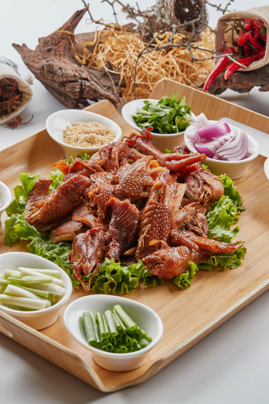 木质托盘装的手撕熏柴鸡图片