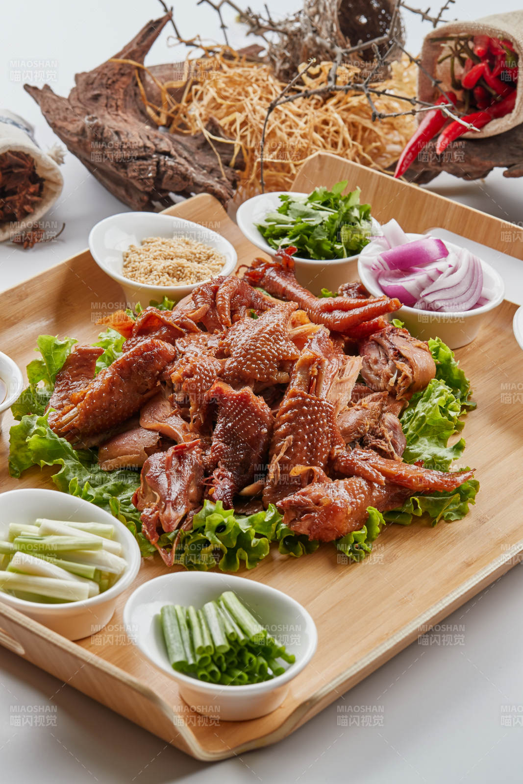 木质托盘装的手撕熏柴鸡图片