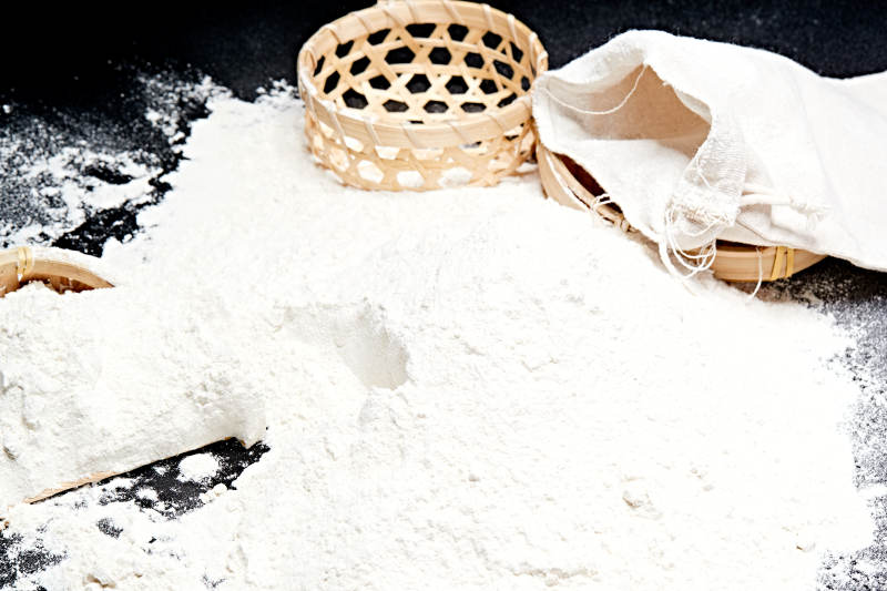 黑色背景上的粗粮荞麦面粉图片